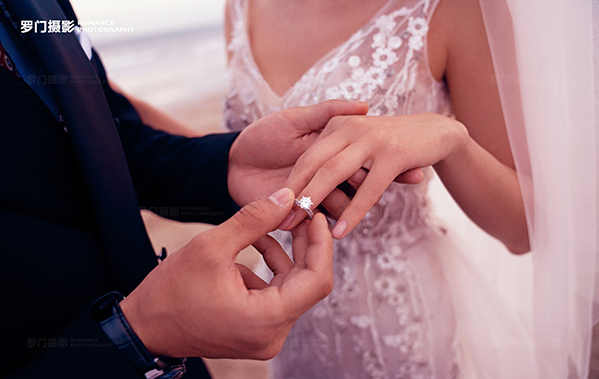 每个手指戴戒指的含义 女生左手中指戴戒指什么意思 