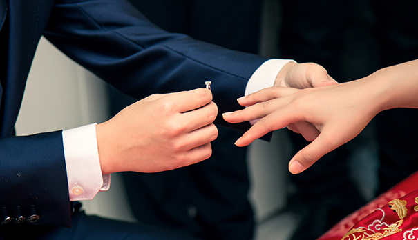 女人中指戴戒指是什么意思 结婚戒指可以戴中指吗 