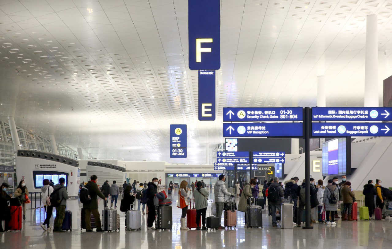 1月23日，武汉天河国际机场，旅客们在人工柜台前排长队咨询退票与改签事项。